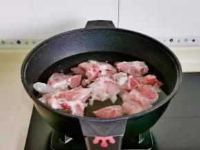 大骨头冷水下锅，大火烧开。