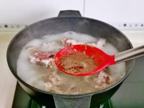 撇出血沫，煮3分钟，捞出用温水反复冲洗干净。