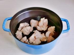 骨头放入汤锅中，加入纯净水。