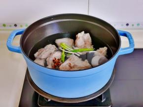 加入葱姜，八角烧开，转小火熬20分钟。
