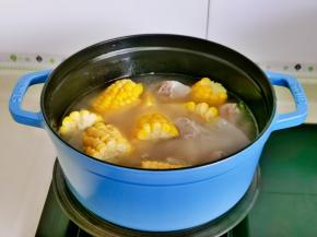 加入玉米再熬25分钟。