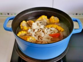 加入胡萝卜，百叶。