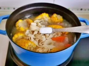 按个人口味加入盐，再熬10分钟。