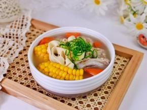 盛出装入汤碗中，点缀上葱丝即可食用。