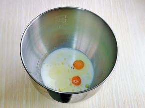 首先波兰种一定要提前做好，高粉，纯净水，糖，酵母粉混合搅拌均匀，盖上盖子放入冰箱冷藏发酵过夜。
主面团，首先将牛奶，玉米油，鸡蛋，盐放入厨师机桶中。
