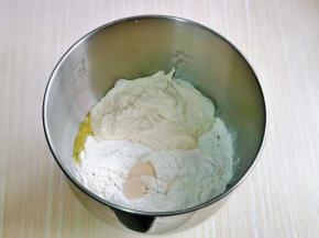 再加入细砂糖，高筋面粉，酵母粉，最后加入发酵好的波兰种，启动厨师机2档揉面一个小程序。