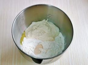 再加入细砂糖，高筋面粉，酵母粉，最后加入发酵好的波兰种，启动厨师机2档揉面一个小程序。