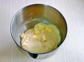 这时面团处于扩展阶段，加入室温软化的黄油，再次3-4档揉面一个小程序。