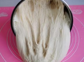 取出发酵好的面团，揉圆排气。