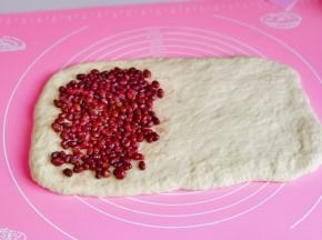 三分之一处放上蜜豆，如图。