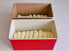 放入吐司盒中，两个依次做好，进行二次发酵。（食材是两个450克吐司的量）