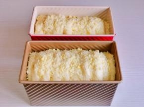 发酵至8-9分满，取出撒上酥粒，不喜欢可以不放。