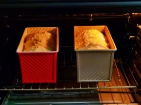 入预热好的烤箱中层，上管155度，下管165度烤45分钟。（注意观察上色情况，上色后立即加盖一张锡纸）