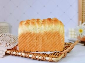 烤好后振两下模具，趁热脱模。