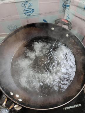 水烧开放入两勺盐！这样腌制出来的酸菜更好吃！