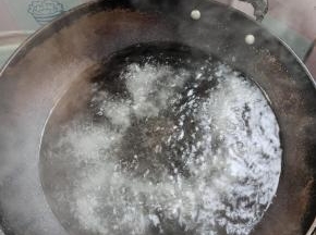 水烧开放入两勺盐！这样腌制出来的酸菜更好吃！