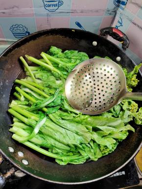 把菜苔放进开水锅里，打个滚就可以捞起来了！