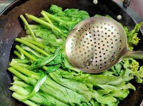 把菜苔放进开水锅里，打个滚就可以捞起来了！