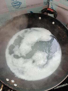 淘米水放入锅中烧开！（没有淘米水的也可以水烧开，放入两把面粉或者豌豆面搅拌均匀无颗粒烧开！）