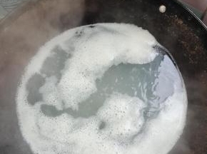 淘米水放入锅中烧开！（没有淘米水的也可以水烧开，放入两把面粉或者豌豆面搅拌均匀无颗粒烧开！）