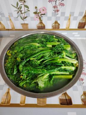 淘米水刚好没过菜苔即可！