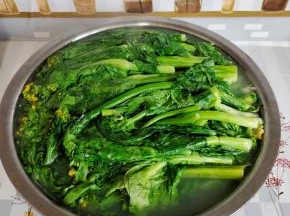 淘米水刚好没过菜苔即可！