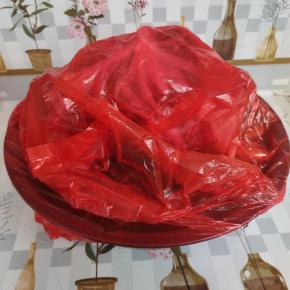 用四个筷子交叉搭在菜苔上，上面压一一个大石头!这样菜苔就不会漂浮在水面，容易坏!最后盖上盖子!保温防尘! ( 我用的是盆子，没有那么大的盖子，我用方便袋套在上面的! )