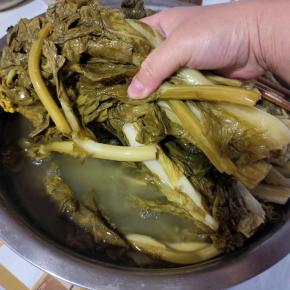 你看看这菜苔腌制的多好，金黄金黄的！里面的酸汤都拉丝了呢！
