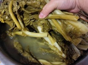 你看看这菜苔腌制的多好，金黄金黄的！里面的酸汤都拉丝了呢！