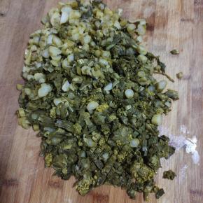 取一把菜苔清洗干净，切碎！