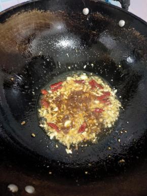 起锅烧油，放入生姜，蒜瓣，干辣椒爆香！再放入一勺郫县豆瓣酱炒出红油！