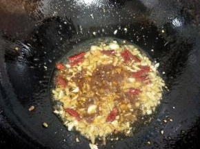起锅烧油，放入生姜，蒜瓣，干辣椒爆香！再放入一勺郫县豆瓣酱炒出红油！