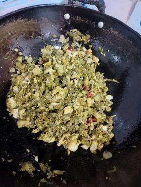 放入菜苔翻炒片刻！