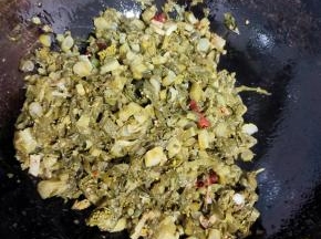 放入菜苔翻炒片刻！