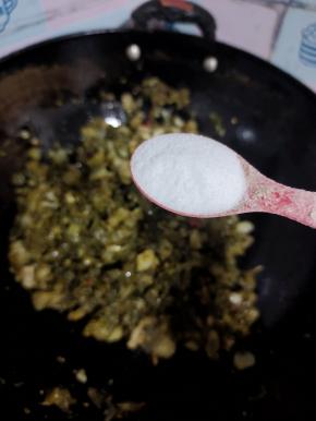 放入适量的盐翻炒均匀！酸菜适当炒咸一点儿，更入味儿，更好吃！