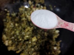 放入适量的盐翻炒均匀！酸菜适当炒咸一点儿，更入味儿，更好吃！
