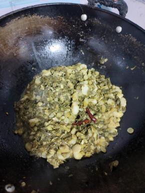 起锅前放入适量的鸡精翻炒均匀即可！（这个做法炒出来的酸菜有点像老坛酸菜牛肉面里面的酸菜的味道！）