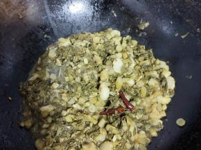 起锅前放入适量的鸡精翻炒均匀即可！（这个做法炒出来的酸菜有点像老坛酸菜牛肉面里面的酸菜的味道！）