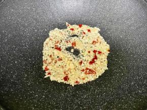 锅中加点油烧热，下入蒜蓉，炒出香味；