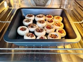 烤箱预热170度，预热好之后，放入烤盘，170度烤15分钟。