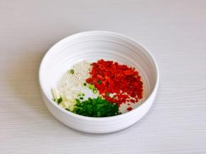 利用这时间调料汁：切好的蒜，葱花，辣椒粉，白芝麻放入碗中。