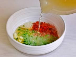 浇上“热油”趁热搅拌均匀。