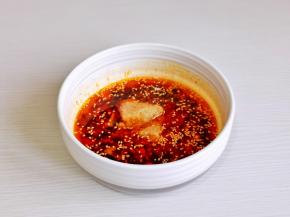 最后加入蒜蓉酱搅拌均匀。