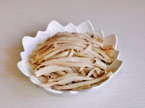 蒸熟的杏鲍菇手撕成条状，挤干水分。