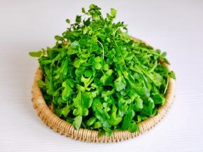 荠菜摘干净去跟洗净。