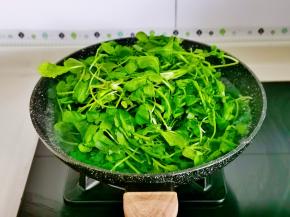 锅中水烧开加入一勺盐，放入荠菜，大火烫软立即关火。