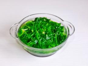 捞出立即过冷水，沥干水分后切碎。