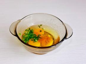 鸡蛋磕碗中，加入十三香，葱花搅拌均匀。