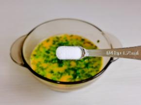 按个人口味加入盐，搅拌均匀。