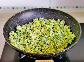 搅拌成絮状，蛋液凝固即可关火。